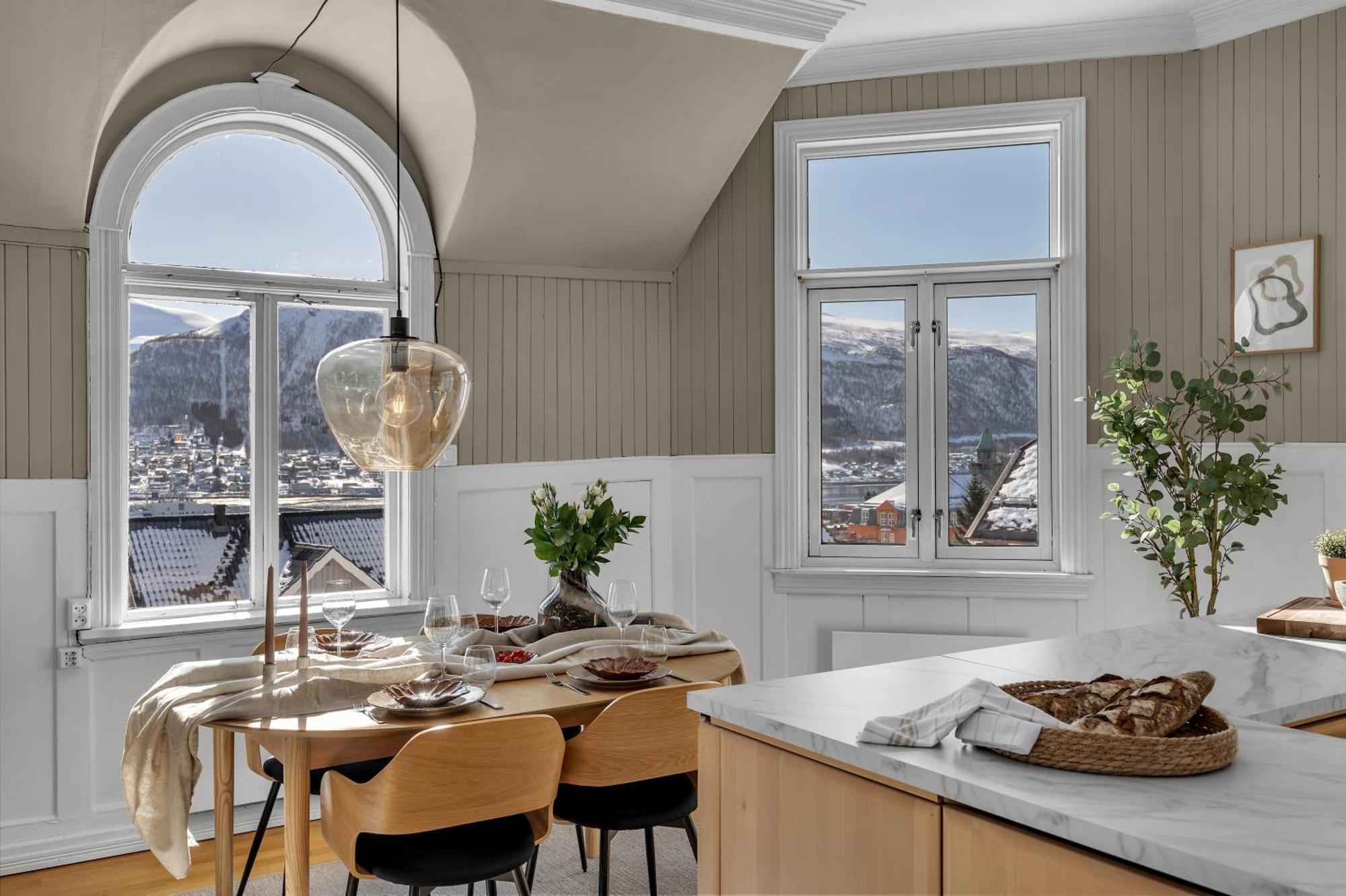 Lovely City Center Apartment With Amazing Views And Free Parking! ทรอมโซ ภายนอก รูปภาพ